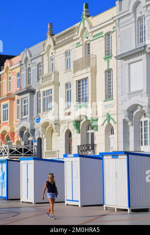 Francia, Pas de Calais, Cote d'Opale (Costa d'Opale), Boulonnais, Caps et Marais d'Opale parco naturale regionale, Wimereux, camminatore sul lungomare con le sue cabine e le facciate Belle Epoque Foto Stock