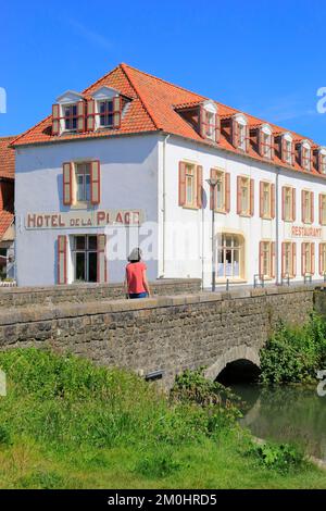 Francia, Pas de Calais, Cote d'Opale (Costa d'Opale), Boulonnais, Caps et Marais d'Opale parco naturale regionale, Wissant, Hotel de la Plage fondata nel 1888 con il ponte sul torrente Herlen in primo piano Foto Stock