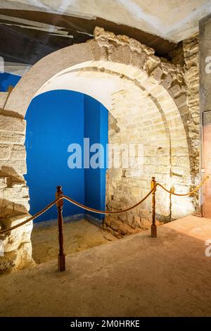 Francia, Parigi, vestigia dell'arco sul fiume Bievre del recinto di Philippe Auguste nel secondo seminterrato dell'ufficio postale di via des Ecoles Foto Stock