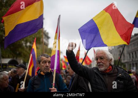 Madrid, Spagna. 06th Dec, 2022. Durante la manifestazione, un manifestante compie gesti chiedendo la terza Repubblica chiamata dal fronte operaio e dallo spazio repubblicano di Madrid. Il 6th dicembre in Spagna ricorre il 44th° anniversario della Costituzione spagnola. Credit: SOPA Images Limited/Alamy Live News Foto Stock