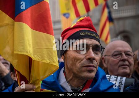 Barcellona, Spagna. 06th Dec, 2022. Un manifestante visto tenere simboli pro-indipendenza. In coincidenza con la celebrazione della Giornata Nazionale della Costituzione spagnola, Una moltitudine di manifestanti ha dimostrato nel centro di Barcellona chiamato dall'Assemblea Nacional Catalana (ANC) contro la nuova legge statale che aumenta le sanzioni per i crimini di ordine pubblico connessi con l'espressione della libertà facilitando l'ingresso in prigione. Credit: SOPA Images Limited/Alamy Live News Foto Stock