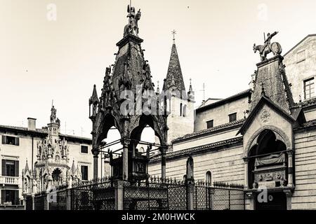Scala di grigi di primo piano dell'Arche Scaligere (Tombe Scaligere) situata a Verona. Foto Stock