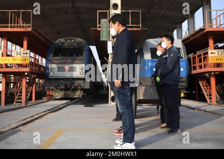 (221206) -- LANZHOU, 6 dicembre 2022 (Xinhua) -- i membri dello staff piangono il passaggio del compagno Jiang Zemin ad un laboratorio di China Railway Lanzhou Group Co., Ltd. A Lanzhou, provincia di Gansu della Cina nordoccidentale, 6 dicembre 2022. Un incontro commemorativo per Jiang Zemin, morto il 30 novembre all'età di 96 anni, si è tenuto martedì mattina nella Grande Sala del Popolo a Pechino. L'incontro si è svolto dal Comitato Centrale del Partito Comunista Cinese (CPC), dal Comitato permanente del Congresso Nazionale del Popolo (NPC), dal Consiglio di Stato, dal Comitato Nazionale del Comitato politico popolare Cinese Foto Stock