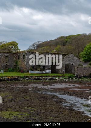 Le rovine di Arundel negozio di grano sulla riva. Un vecchio edificio in pietra. Monumento storico. Attrazioni turistiche Foto Stock