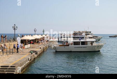 Gite di un giorno in barca ormeggiate nel porto di Amalfi Italia con passeggeri a bordo in viaggio per Positano e Sorrento. Foto Stock