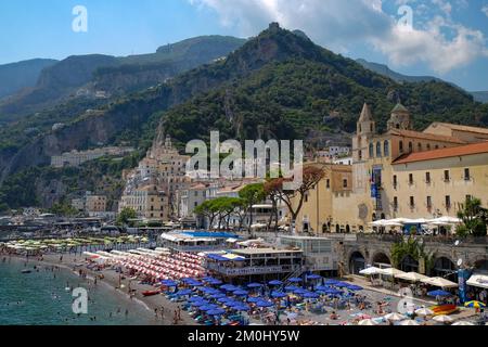 Una vista sulla città di Amalfi che mostra il porto e le spiagge, il mare e le scogliere circostanti. Foto Stock