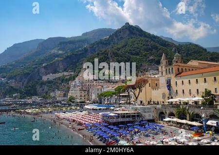 Una vista sulla città di Amalfi che mostra il porto e le spiagge, il mare e le scogliere circostanti. Foto Stock