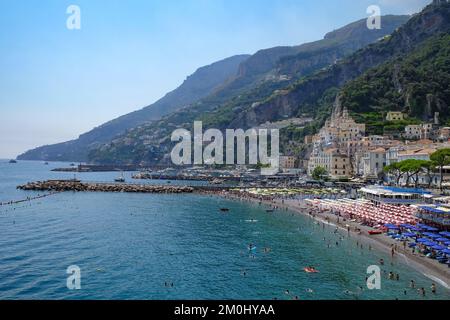 Una vista sulla città di Amalfi che mostra il porto e le spiagge, il mare e le scogliere circostanti. Foto Stock