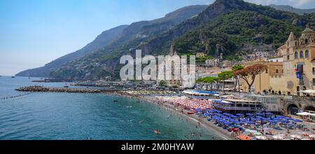 Una vista sulla città di Amalfi che mostra il porto e le spiagge, il mare e le scogliere circostanti. Foto Stock