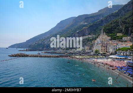 Una vista sulla città di Amalfi che mostra il porto e le spiagge, il mare e le scogliere circostanti. Foto Stock