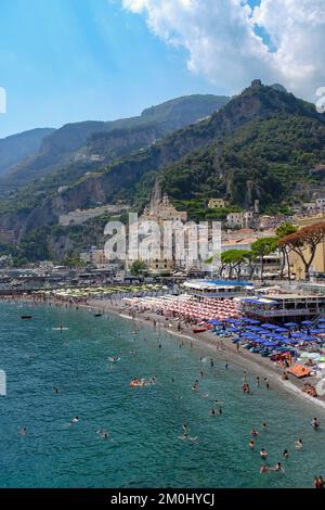 Una vista sulla città di Amalfi che mostra il porto e le spiagge, il mare e le scogliere circostanti. Foto Stock