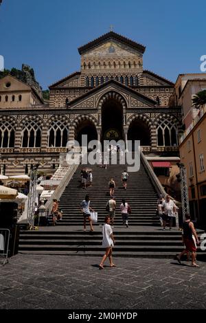 Cattedrale di Sant'Andrea nella città di Amalfi, in cui è visibile la magnifica scalinata che conduce all'ingresso principale. Foto Stock