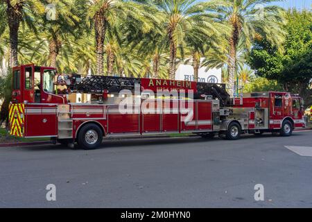 Anaheim, CA, USA – 1 novembre 2022: Un semirimorchio per scala aerea con timone per servizio pesante di soccorso e antincendio di Anaheim parcheggiato a Convention Way ad Anaheim, Califor Foto Stock