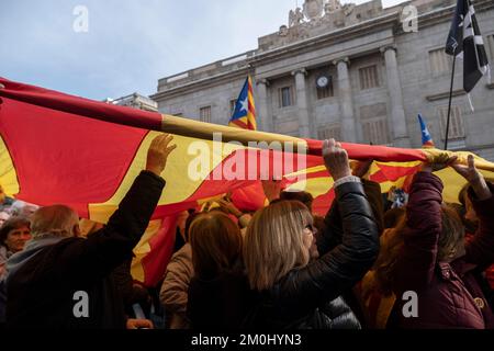 Barcellona, Spagna. 06th Dec, 2022. Un gruppo di manifestanti è visto sotto una grande bandiera catalana in Plaza de Sant Jaume. In coincidenza con la celebrazione della Giornata Nazionale della Costituzione spagnola, Una moltitudine di manifestanti ha dimostrato nel centro di Barcellona chiamato dall'Assemblea Nacional Catalana (ANC) contro la nuova legge statale che aumenta le sanzioni per i crimini di ordine pubblico connessi con l'espressione della libertà facilitando l'ingresso in prigione. (Foto di Paco Freire/SOPA Images/Sipa USA) Credit: Sipa USA/Alamy Live News Foto Stock