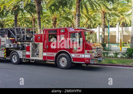 Anaheim, CA, USA – 1 novembre 2022: Semirimorchio di soccorso e antincendio di Anaheim parcheggiato a Convention Way ad Anaheim, California. Foto Stock