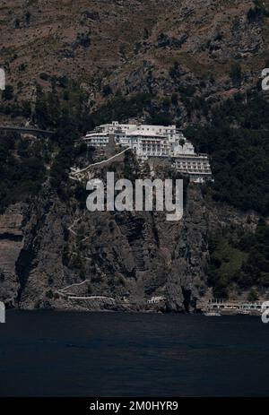 L'incredibile Grande Hotel Tritone sorge tra le scogliere calcaree della Costiera Amalfitana con un sentiero scavato nella roccia che conduce ad una spiaggia privata. Foto Stock