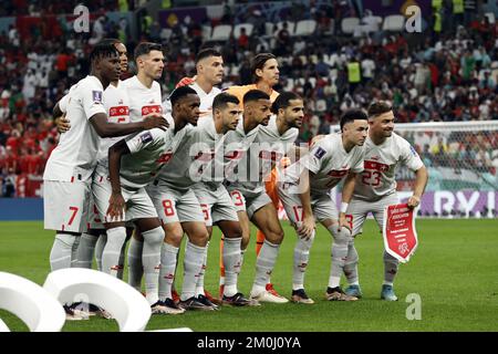 AL DAAYEN - Back ROW (lr) Breel Embolo della Svizzera, Manuel Akanji della Svizzera, Fabian Schar della Svizzera, Granit Xhaka della Svizzera, portiere della Svizzera Yann Sommer. Prima fila (lr) Edimilson Fernandes della Svizzera, Remo Freuler della Svizzera, Djibril Sow della Svizzera, Ricardo Rodriguez della Svizzera, Ruben Vargas della Svizzera, Sheridan Shaqiri della Svizzera durante la Coppa del mondo FIFA Qatar 2022 turno di 16 tra Portogallo e Svizzera nel Lusail Stadium il 6 dicembre, 2022 a al Daayen, Qatar. AP | Olandese altezza | MAURICE DI PIETRA Foto Stock