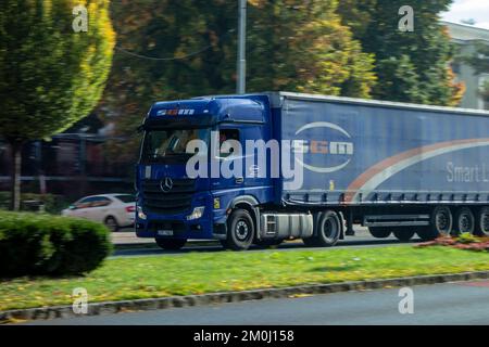 HAVIROV, REPUBBLICA CECA - 7 OTTOBRE 2022: Mercedes-Benz Actros 1845 camion o SGM società di trasporto con effetto sfocatura movimento Foto Stock