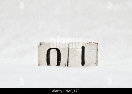 01 blocchi calendario su bianco sfondo innevato copia spazio, Capodanno, compleanno o occasione speciale. Foto Stock