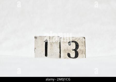 Numero 13 calendario a blocchi in legno vintage su sfondo bianco neve, copia spazio per il testo. Salvare la data per il compleanno, l'anniversario, il giorno speciale o l'occasione Foto Stock