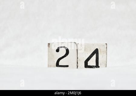 24 numero di calendario a blocchi di legno vintage su sfondo bianco neve, spazio di copia per il testo. Salvare la data per il compleanno, l'anniversario, il giorno speciale o l'occasione Foto Stock