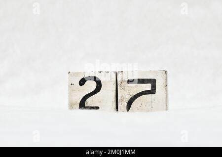 27 numero di calendario a blocchi di legno vintage su sfondo bianco neve, spazio di copia per il testo. Salvare la data per il compleanno, l'anniversario, il giorno speciale o l'occasione Foto Stock