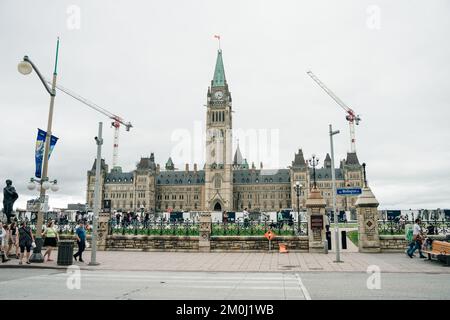 The Center Block e la Peace Tower a Parliament Hill, Ottawa, Canada - set, 2022. Foto di alta qualità Foto Stock