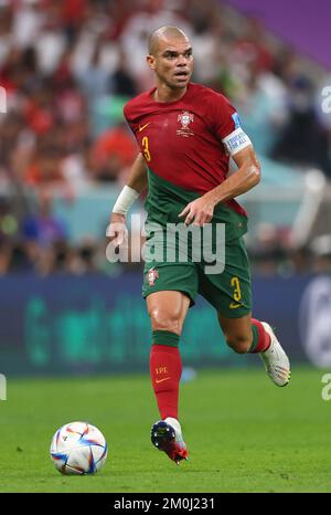 Doha, Qatar, 6th dicembre 2022. Pepe del Portogallo durante la partita della Coppa del mondo FIFA 2022 al Lusail Stadium, Doha. Il credito di foto dovrebbe essere: David Klein / Sportimage Foto Stock