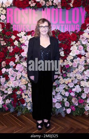 Pauline McLynn arriva alla prima proiezione di Rosie Molloy Gives Up Everything, presso l'Everyman Borough Yards di Londra. Data immagine: Martedì 6 dicembre 2022. Foto Stock