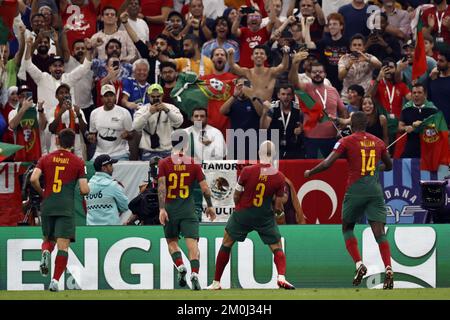 AL DAAYEN - Pepe of Portugal (3) festeggia la 2-0 durante la Coppa del mondo FIFA Qatar 2022 gara di 16 partita tra Portogallo e Svizzera al Lusail Stadium il 6 dicembre 2022 ad al Daayen, Qatar. AP | Olandese altezza | MAURICE DI PIETRA Foto Stock