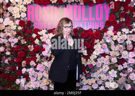 Pauline McLynn arriva alla prima proiezione di Rosie Molloy Gives Up Everything, presso l'Everyman Borough Yards di Londra. Data immagine: Martedì 6 dicembre 2022. Foto Stock