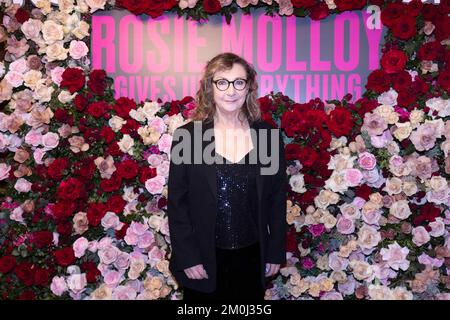 Pauline McLynn arriva alla prima proiezione di Rosie Molloy Gives Up Everything, presso l'Everyman Borough Yards di Londra. Data immagine: Martedì 6 dicembre 2022. Foto Stock