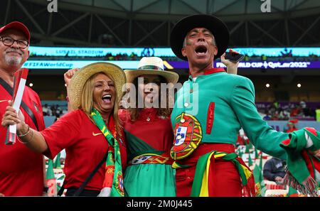 Lusail, Qatar. 6th Dec, 2022. I tifosi del Portogallo si rallegrano prima della partita del Round of 16 tra il Portogallo e la Svizzera della Coppa del mondo FIFA 2022 al Lusail Stadium di Lusail, Qatar, 6 dicembre 2022. Credit: Ding Xu/Xinhua/Alamy Live News Foto Stock