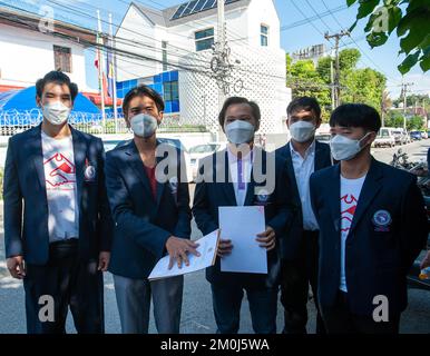 Gli attivisti del rally della 'Chiang mai University Student Organization' parlano mentre chiedono al governo degli Stati Uniti di agire contro la pena di morte su 7 studenti di Myanmar e altri attivisti politici, negli Stati Uniti Consolato Generale. I sette sono tutti studenti della Dagon University di Yangon e al di sotto dei 25 anni, condannati da un tribunale militare per il loro presunto coinvolgimento in una sparatoria in aprile che ha ucciso un ex ufficiale militare. Se vengono eseguite, sono tra le 130 persone messe nel braccio della morte da quando l'esercito ha preso il potere in un colpo di stato lo scorso anno, secondo le Nazioni Unite e lo faranno Foto Stock