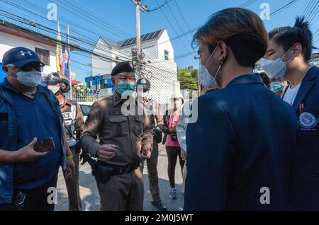 Gli attivisti della 'Chiang mai University Student Organization' parlano con un poliziotto tailandese mentre chiedono al governo degli Stati Uniti di agire contro la pena di morte su 7 studenti Myanmar e altri attivisti politici, negli Stati Uniti Consolato Generale. I sette sono tutti studenti della Dagon University di Yangon e al di sotto dei 25 anni, condannati da un tribunale militare per il loro presunto coinvolgimento in una sparatoria in aprile che ha ucciso un ex ufficiale militare. Se effettuate, sono tra più di 130 persone messe nel braccio della morte da quando l'esercito ha preso il potere in un colpo di stato l'anno scorso, secondo gli Stati Uniti nati Foto Stock