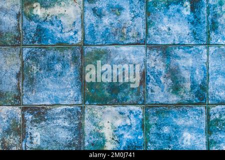 Bagno rustico con piastrelle blu e secchio in rame Foto stock - Alamy