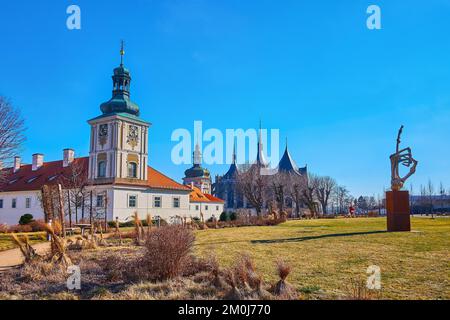 KUTNA HORA, REPUBBLICA CECA - 9 MARZO 2022: Il parco della Galleria Boemia Centrale con più sculture (mano scheletrica) in mostra all'aperto GASK Foto Stock