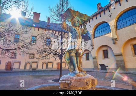 Il cortile soleggiato dello storico palazzo della Corte Italiana con una fontana, decorata con la statua di bronzo del minatore, Kutna Hora, Repubblica Ceca Foto Stock
