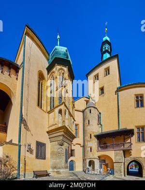 Panorama del cortile del Palazzo di Corte con alta torre e Cappella di San Venceslao e San Ladislava, Kutna Hora, Repubblica Ceca Foto Stock