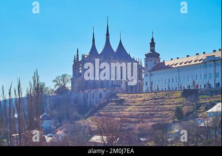 L'esterno straordinario della cattedrale gotica medievale di Santa Barbara in cima alla collina, Kutna Hora, Repubblica Ceca Foto Stock