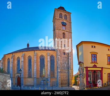 L'alto campanile e l'imponente parete laterale con contrafforti della chiesa medievale di San Giacomo, situato in Piazza Havlickovo a Kutna Hora, Repubblica Ceca Foto Stock