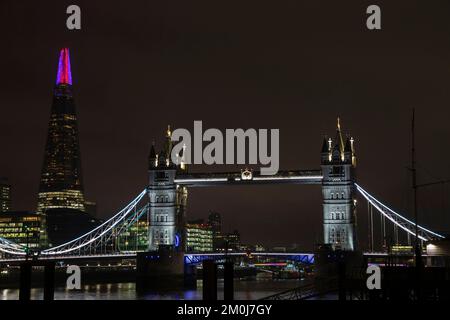 The Shard, Londra, Regno Unito. 6th Dec 2022. Il display Shard Lights 2022 è stato acceso (1 ora di ritardo) illuminando i 20 piani più alti dell'Europa occidentale per celebrare la capitale a Natale. Il display è visibile da oltre 40 miglia di distanza e continuerà ogni sera dalle 5,30pm:00 fino a Capodanno. Credit: Stuart Robertson/Alamy Live News. Foto Stock