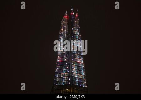 The Shard, Londra, Regno Unito. 6th Dec 2022. Il display Shard Lights 2022 è stato acceso (1 ora di ritardo) illuminando i 20 piani più alti dell'Europa occidentale per celebrare la capitale a Natale. Il display è visibile da oltre 40 miglia di distanza e continuerà ogni sera dalle 5,30pm:00 fino a Capodanno. Credit: Stuart Robertson/Alamy Live News. Foto Stock