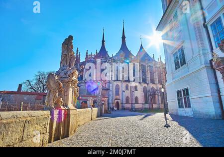 Il sole splende sulla cattedrale medievale in pietra gotica di Santa Barbara a Kutna Hora, Repubblica Ceca Foto Stock