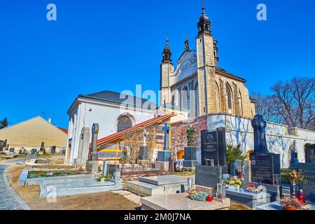 KUTNA HORA, REPUBBLICA CECA - 9 MARZO 2022: Le tombe nella cappella dell'Ossario di Sedlec, il 9 marzo a Kutna Hora Foto Stock