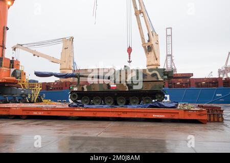 Gdynia, Polonia. 6th dicembre 2022. Arrivo dei primi K9 tuoni di caccia Thunder per le forze armate polacche © Wojciech Strozyk / Alamy Live News Foto Stock