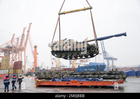 Gdynia, Polonia. 6th dicembre 2022. Arrivo dei primi K9 tuoni di caccia Thunder per le forze armate polacche © Wojciech Strozyk / Alamy Live News Foto Stock