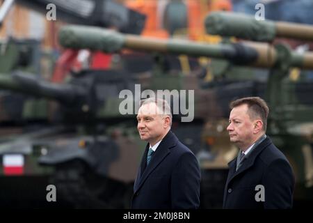 Gdynia, Polonia. 6th dicembre 2022. Andrzej Duda, Presidente della Polonia, e Mariusz Blaszczak, Vice primo Ministro della Polonia e Ministro della Difesa nazionale della Polonia. Arrivo dei primi K2 carri armati della Corea del Sud per le forze armate polacche © Wojciech Strozyk / Alamy Live News Foto Stock