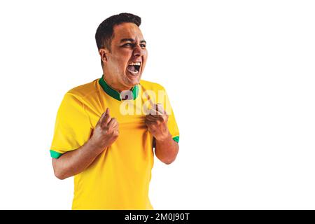 Giocatore brasiliano di calcio che celebra su uno sfondo bianco. Drammatico ritratto di un giocatore di calcio nero che tiene la bandiera. Foto Stock