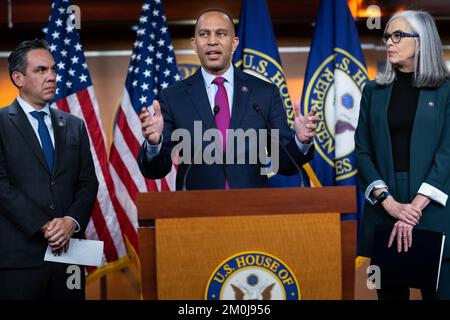 Washington, Stati Uniti. 06th Dec, 2022. Il rappresentante Hakeem Jeffries (D-N.Y.), il leader eletto della minoranza della Camera, interviene in una conferenza stampa con il rappresentante Pete Aguilar, il presidente eletto del Parlamento democratico Caucus, e il rappresentante Katherine Clark (D-ma), il deputato eletto della minoranza della Camera, negli Stati Uniti Capitol, a Washington, DC, martedì 6 dicembre, 2022. (Graeme Sloan/Sipa USA) Credit: Sipa USA/Alamy Live News Foto Stock